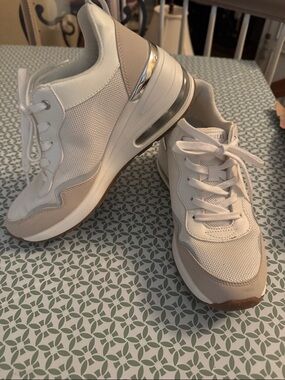 Skechers stylist sneaker